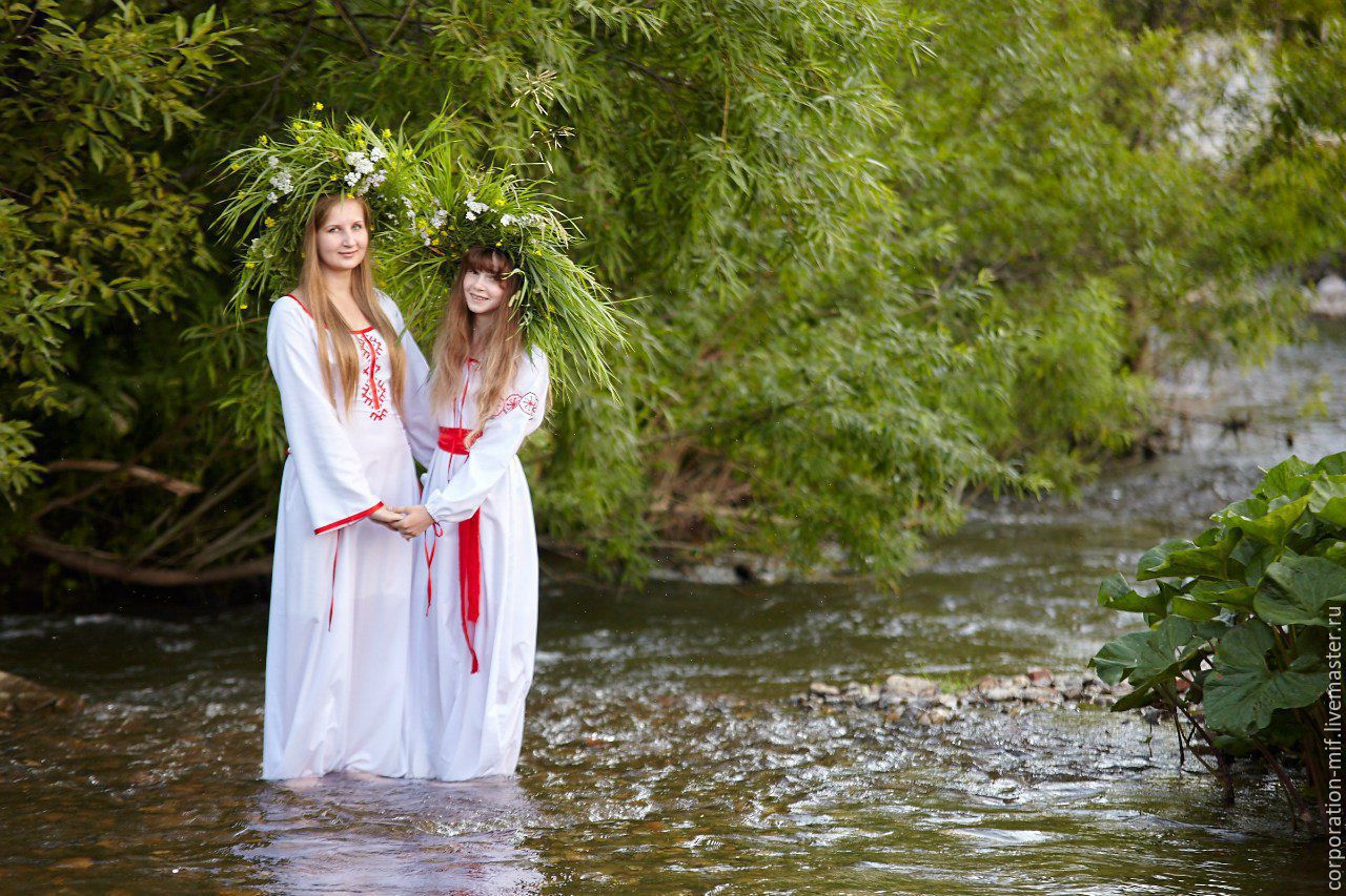 Women in Slavic costumes in Dammam